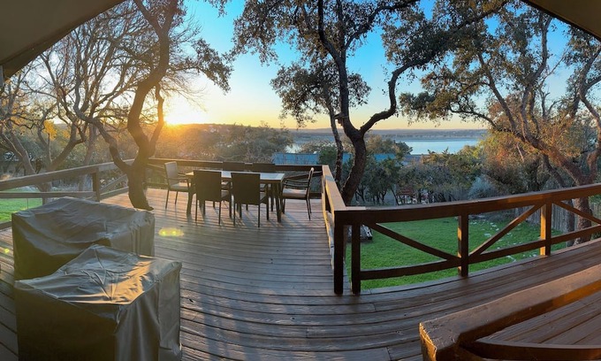 Canyon Lake Cabin | Entertainers Paradise! Breathtaking Sunsets and stunning lake views!