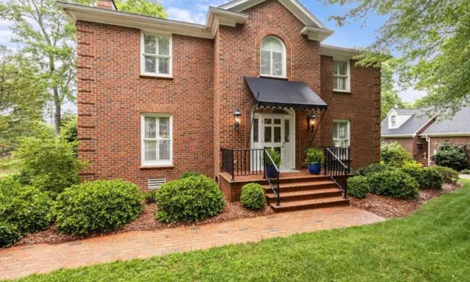 Burlington House | 3-bedroom, walking distance to Elon University