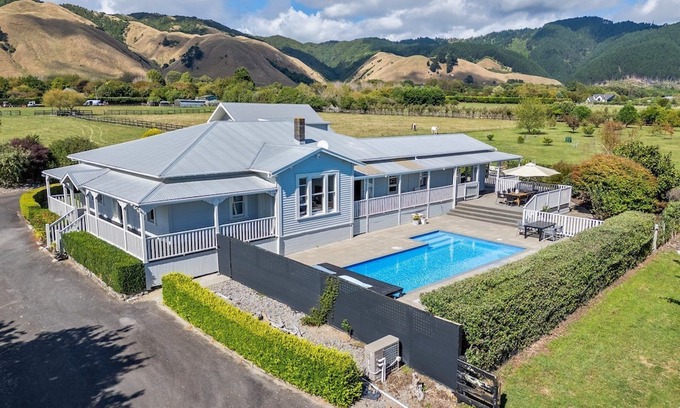 Te Horo Villa | Te Horo Haven - spacious 4 Bedroom Villa with Pool, Spa and great family vibes!