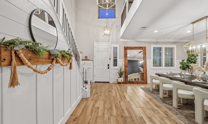 Sacramento House | NEW Stylish 5-Bed, 3-Bath Home Near Downtown with EV Charger