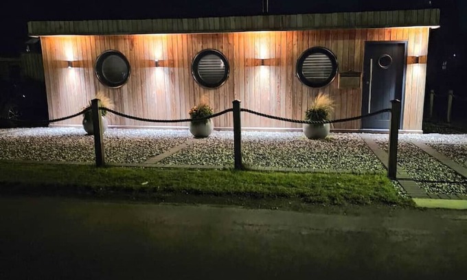 Grimsby Ski Chalet | Humberston Boathouse & Hot Tub - Cleethorpes Beach