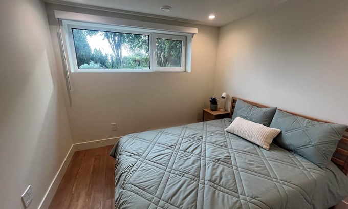 Dollarton House | Enjoy the mountains and the ocean from this clean and cozy Deep Cove Suite