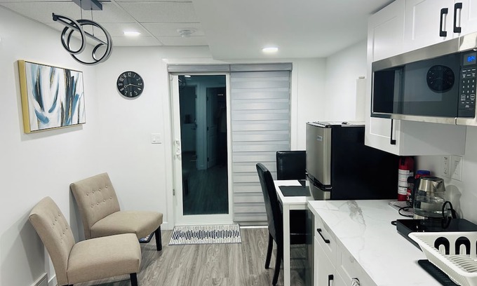Fort Gary House | Lakeview walkout suite - private Entrance