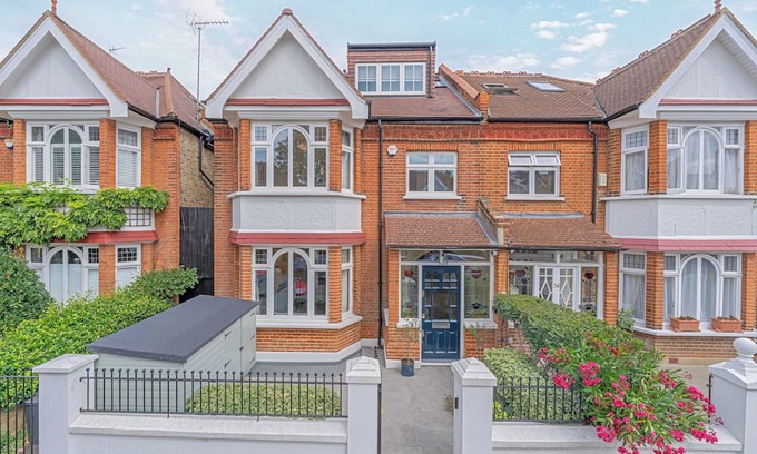 Thamesfield House | Designer 6-Bed Putney Home with AC