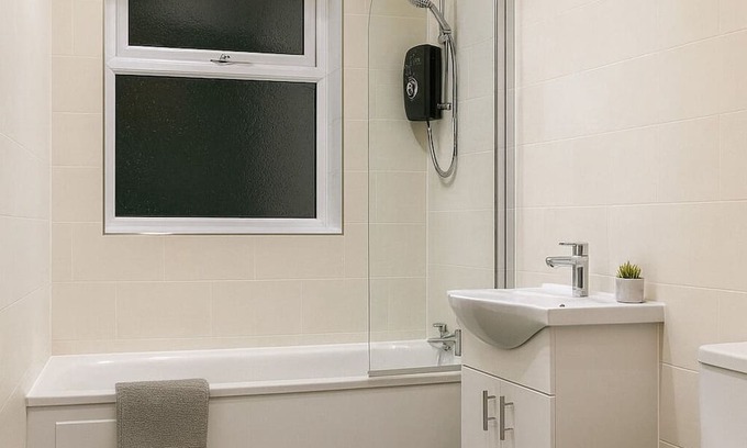 Rushey Green Apartment | Luxury Catford Retreat Sleeps 4 2 Mins to Station Available November 🌿