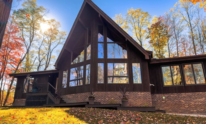 Chardon Cabin | Unique cabin retreat with hot tub, in the heart of Ohio Wine Country