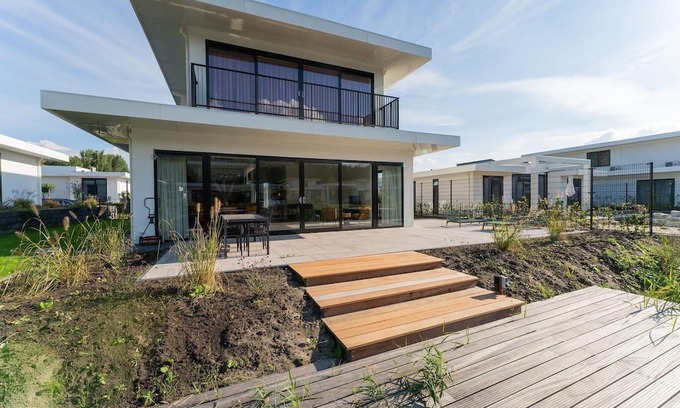 Zeewolde House | Stylish 6-person waterfront villa with three bathrooms, open kitchen with cooking island, and private dock – combining space and comfort.