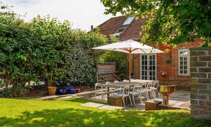 Pulborough Cottage | Courtyard Cottage, Pulborough - sleeps 5 guests in 3 bedrooms