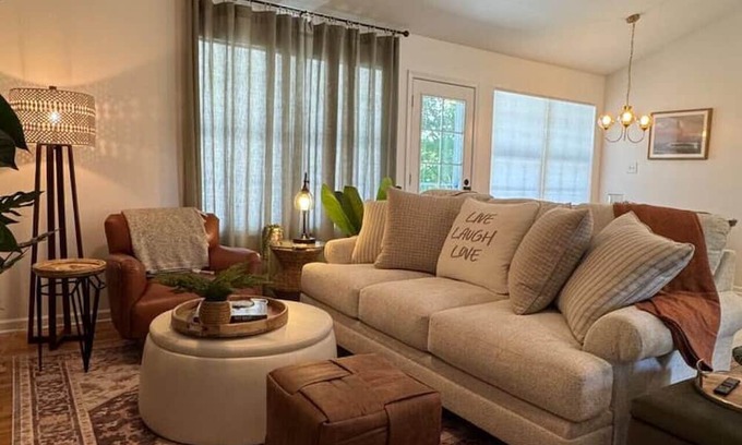 Rockwood House | Shady Grove | Pet-Friendly 2 Kings No Chores