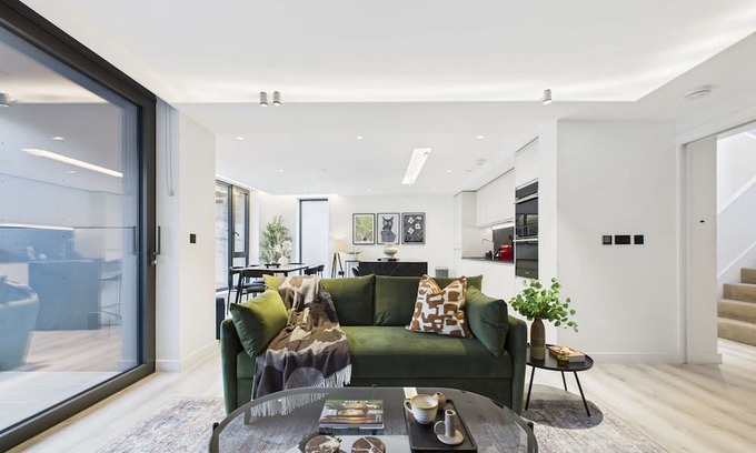 Cathedrals Apartment | Edgy & Modern Balcony Apartment by Borough Market