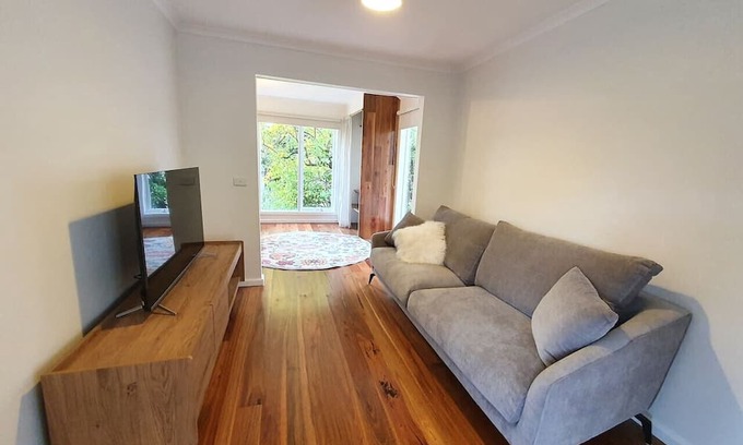 Croydon North House | Between the Yarra Valley, City, wineries. Pets