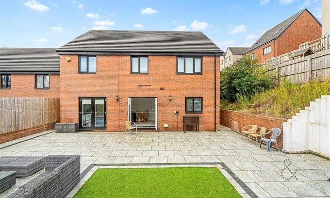 Old St Mellons House | Luxury 6BR, 4 Parking Family & Contractor friendly