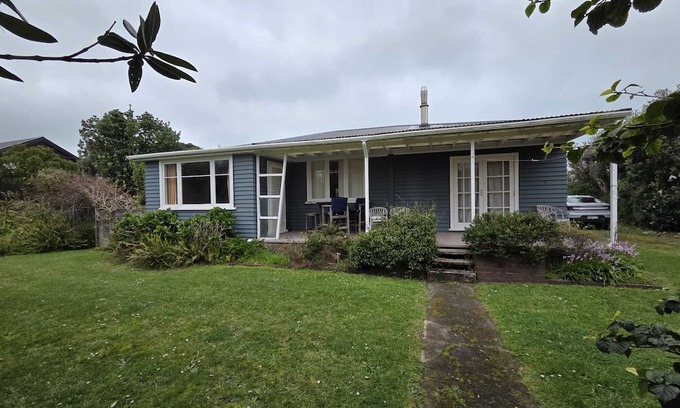 Opunake House | Our family bach at ōpunakē, pets and big whānau welcome