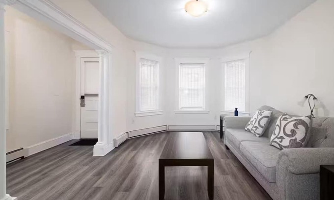 Hartford House | Best Private Group Stay - Sleep 16+ 3 Levels with 3 Baths 2 Kitchens