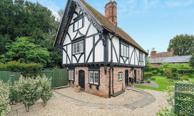 Patrixbourne Cottage | Cosy, family friendly, countryside cottage with fireplace and private parking