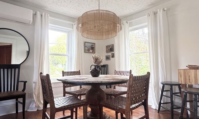 Harbourview House | Lower your anchor and unwind at this harbour side home!