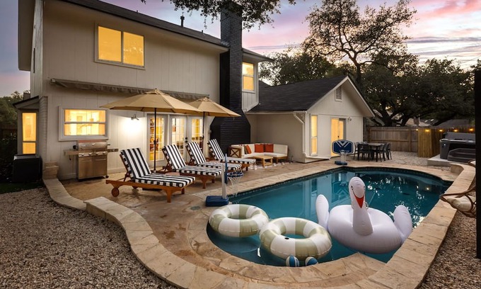 North Central Thousand Oaks House | Spacious Family Getaway w/Heated Pool, Fire Pit, Hot Tub, Movie Theater