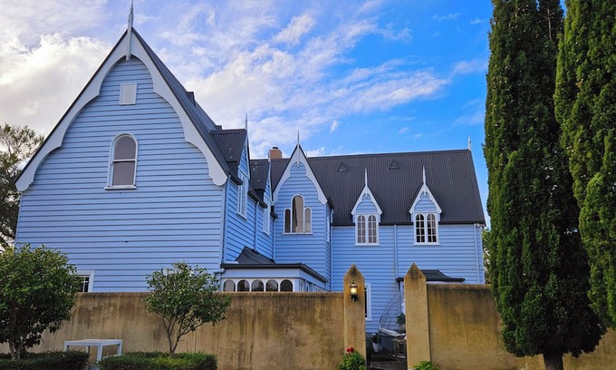 Blackmans Bay House | Chateau by the Bay! Storybook retreat 15 mins from Hobart, with cozy Dome Lounge