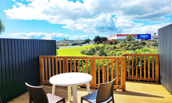 Auckland Apartment | New Townhouse with VIEW - Walking to Botany Center