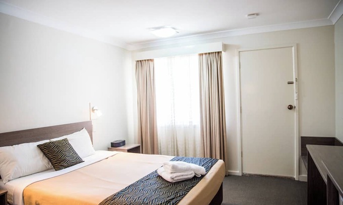 Goulburn Bed & Breakfast | Lilac City Motor Inn 2 Bedroom Interconnect 9/10