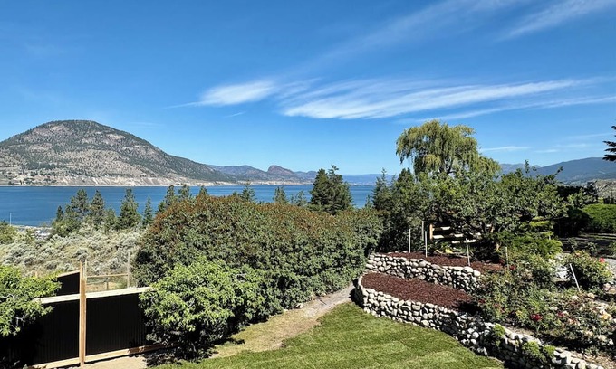 Okanagan-Similkameen House | Sagehouse - A Lakeview escape in the heart of wine country