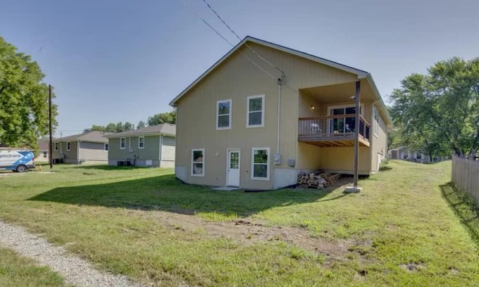 Lansing House | Spacious Country Family Haven in Lansing Kansas