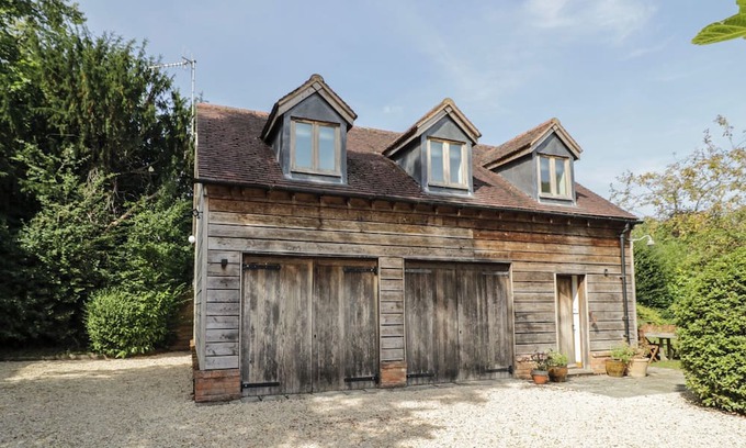 Stratford-upon-Avon Cottage | THE SHED, romantic, with a garden in Tiddington