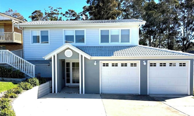 Malua Bay House | Hamptons Hideaway, Walk to Beach & WiFi