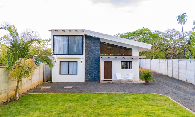 Sardinal House | Spacious modern home with firepit, lush yard, dog friendly & near beach