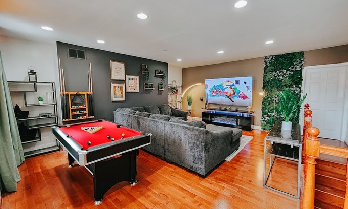 Gayborhood Apartment | Walnut St Kingdom/King Bed/85" TV/Arcades