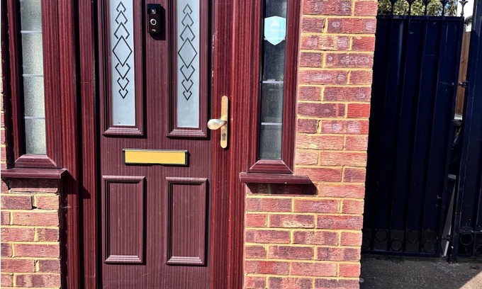 Harlington House | The Aviator | Modern Large 4 Bed Property | London | Mins From Heathrow