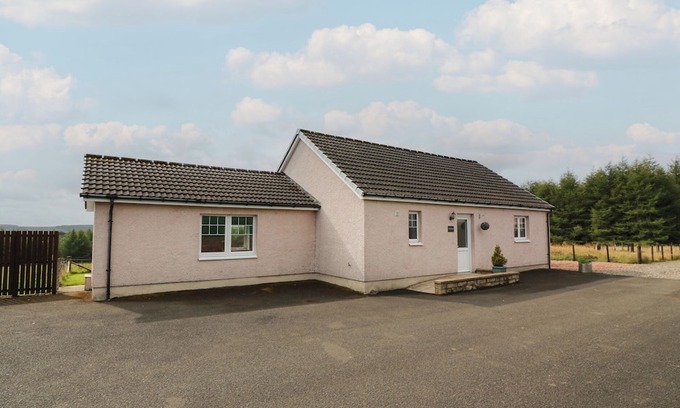 Airdrie Cottage | THE DAIRY, family friendly, with hot tub in Caldercruix