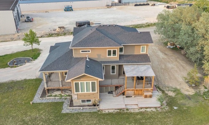 West St. Paul House | Luxury 6-bedroom house with Long driveway in West Saint Paul