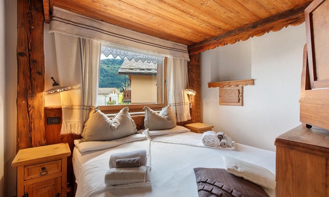 Mazod Apartment | Room 'Becca D'Aver' with Mountain View, Shared Garden and Wi-Fi