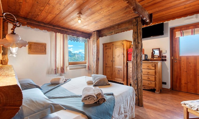 Torgnon Apartment | Room 'Dames De Challand' with Mountain View, Shared Garden and Wi-Fi