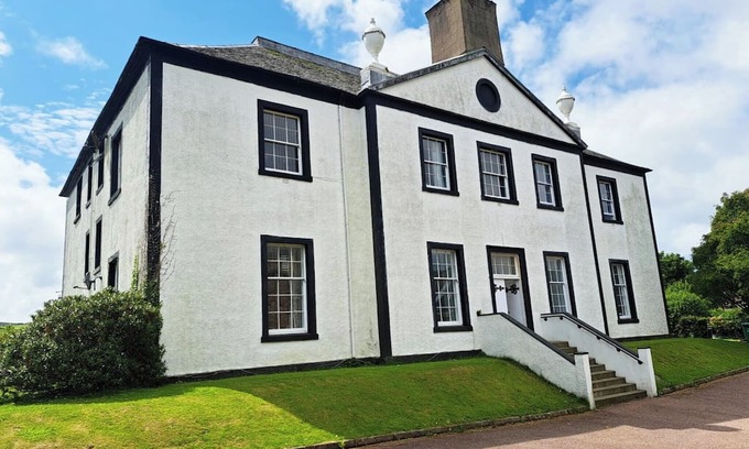 Campbeltown House | Historic central apartment in Castlehill Mansions