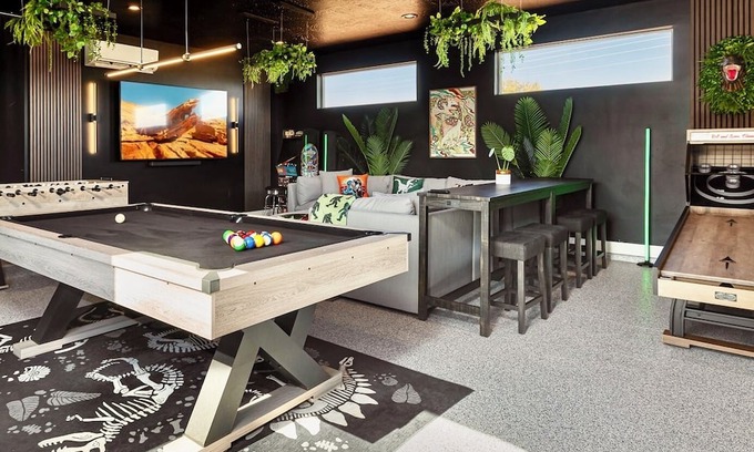 Kanab Villa | 3 br Villa in Kanab with Game Room, Hot Tub, Dinosaurs & VIEWS!