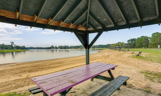 Hillister House | Relax By the Lake: Quiet East Texas Retreat