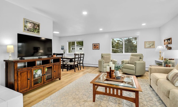 Northeast Anchorage House | Spacious, bright 5-bedroom in Anchorage with hot tub & great outdoor space!