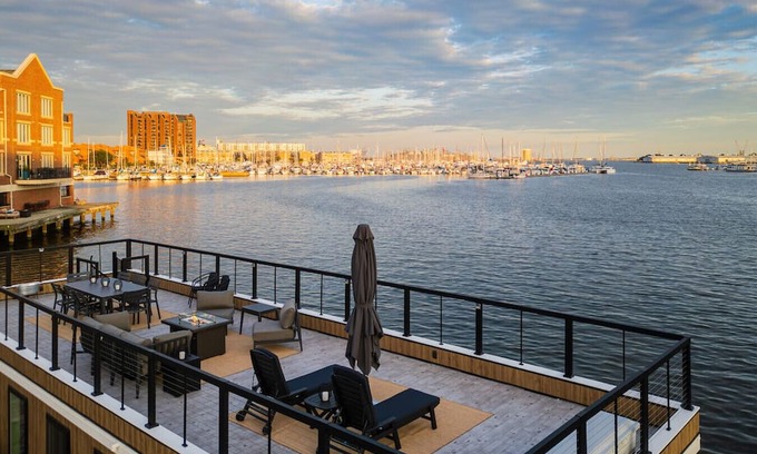 Canton Boat Rental | FLOHOM 12 - Luxe On-Water Retreat in Fells Point