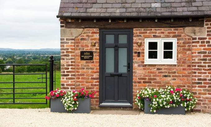 Burwardsley Cottage | Bolesworth Bothy - sleeps 2 guests in 1 bedroom