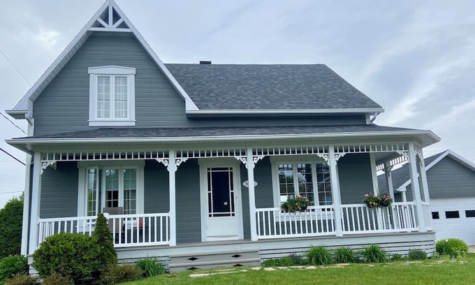 Breakeyville House | 10 minutes from the bridges, magnificent house in a quiet area