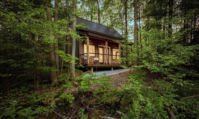 Pelham Cabin | Private Cabin | Refined Woodland Escape | Niagara, ON