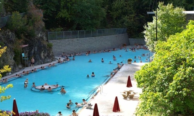 East Kootenay Condo | 3 BDRM Mountain View Condo in Radium Hot Springs, BC with Pool Table
