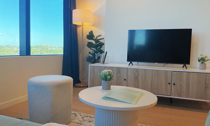 Glen Waverley Apartment | Cosy Modern 2 beds 1 bath apartment @ Skygarden * View * Pool * Free Parking