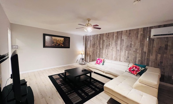 Medicine Hat House | Clean 2-bedroom house in Downtown with 1Gbps