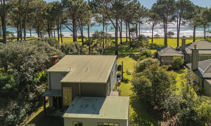 Matarangi House | Pine Haven - Matarangi Holiday Home