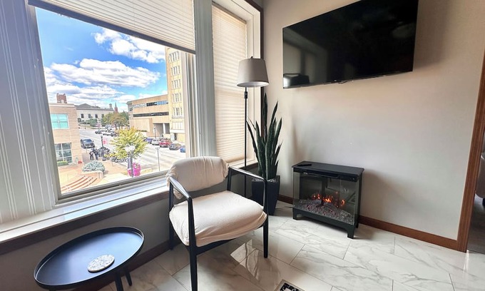 Muscatine Apartment | New 2-bedroom loft in center of Downtown Muscatine. Shopping, food, pubs nearby.