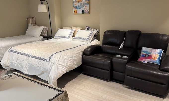 Yonge-Eglinton Apartment | Spacious tidy walkout basement in Midtown Toronto