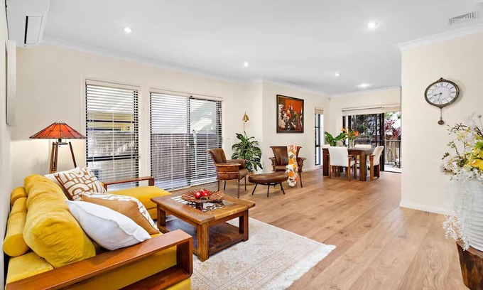 Austinmer House | On little Austinmer beach encircled by resturants to surf,swim,fish, boat or ski